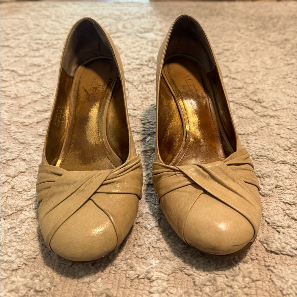 Aldo off white wedge pumps in size 39 made Brazil leather upper